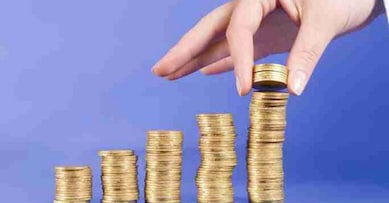 serie with columns of "gold" coins and fingers