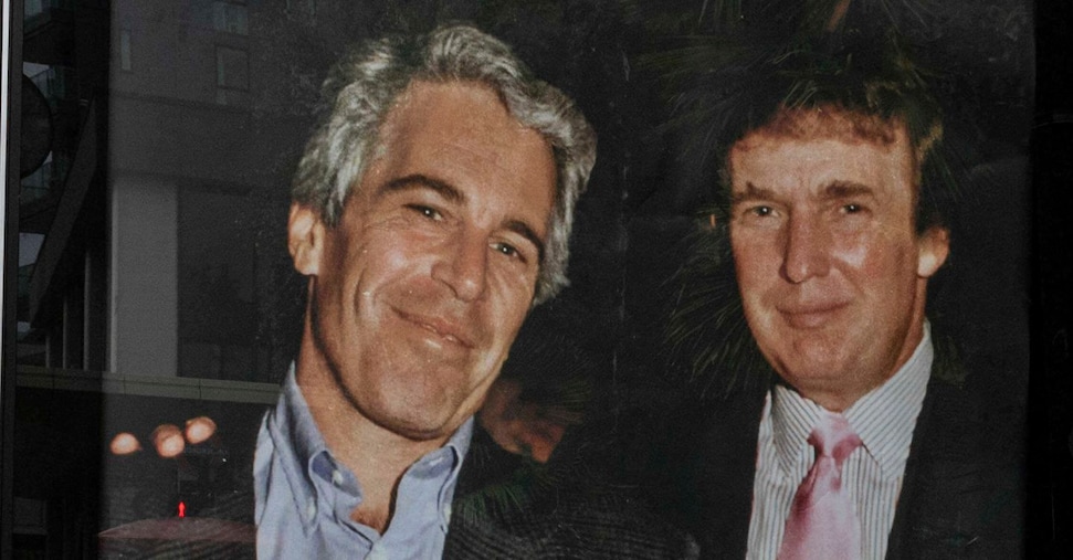 Ecco che cosa contiene il biglietto di auguri «osceno» di Trump inviato a Epstein nel 2003 Ecco che cosa contiene il biglietto di auguri «osceno» di Trump inviato a Epstein nel 2003