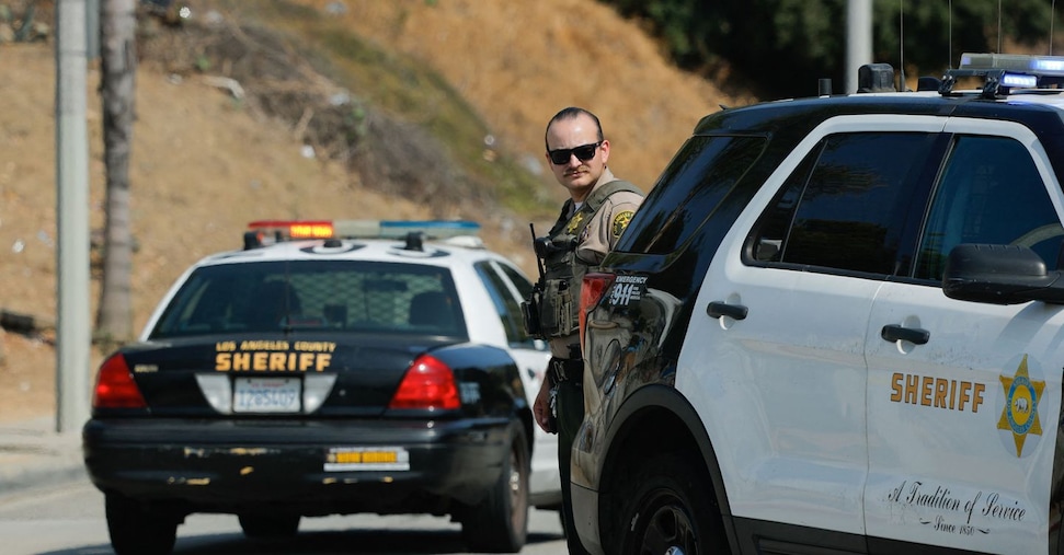 Auto contro la folla a Los Angeles: 28 feriti. Una vittima con ferita arma da fuoco