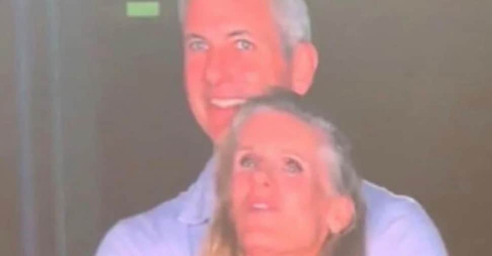 Il ceo scoperto con l’amante al concerto dei Coldplay è stato sospeso