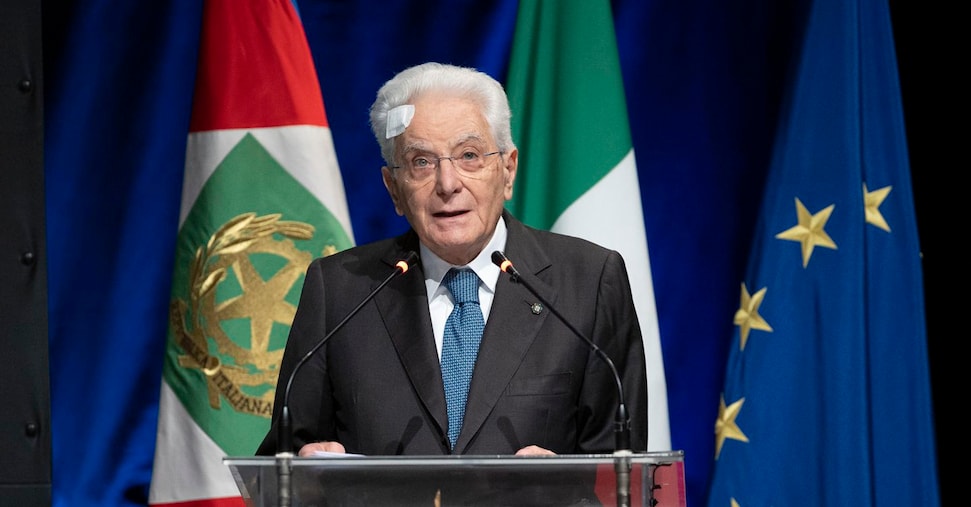 Mattarella: «Si spara e si uccide su luoghi di preghiera, su luoghi in cui si distribuisce acqua a chi ha sete, o pane a chi ha fame» Mattarella: «Si spara e si uccide su luoghi di preghiera, su luoghi in cui si distribuisce acqua a chi ha sete, o pane a chi ha fame»