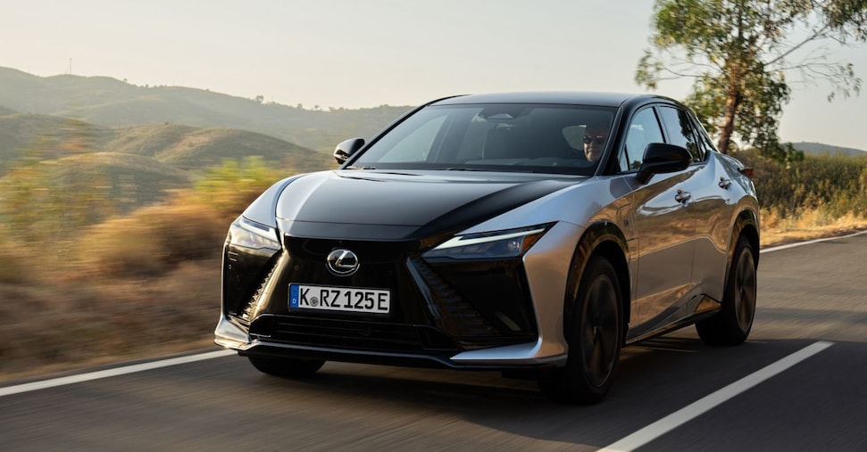 Lexus RZ, la prova del suv elettrico che si guida con una cloche e il cambio manuale Lexus RZ, la prova del suv elettrico che si guida con una cloche e il cambio manuale