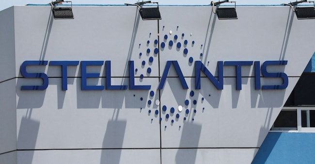 Il logo Stellantis raffigurato in uno dei suoi impianti di assemblaggio dopo l’annuncio della società che interromperà la produzione proprio lì, a Toluca, Stato del Messico, Messico 4 aprile 2025. Reuters/Henry Romero