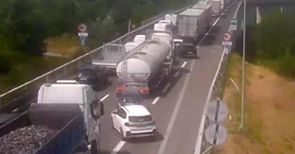 Morto autista furgone 43enne in tamponamento sull’A1 a Barberino di Mugello. Tratto riaperto dopo due ore Morto autista furgone 43enne in tamponamento sull’A1 a Barberino di Mugello. Tratto riaperto dopo due ore