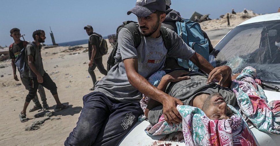 Fuoco sulle file per gli aiuti a Gaza, da maggio 900 morti per il cibo. Cardinale Lojudice: siamo oltre la follia