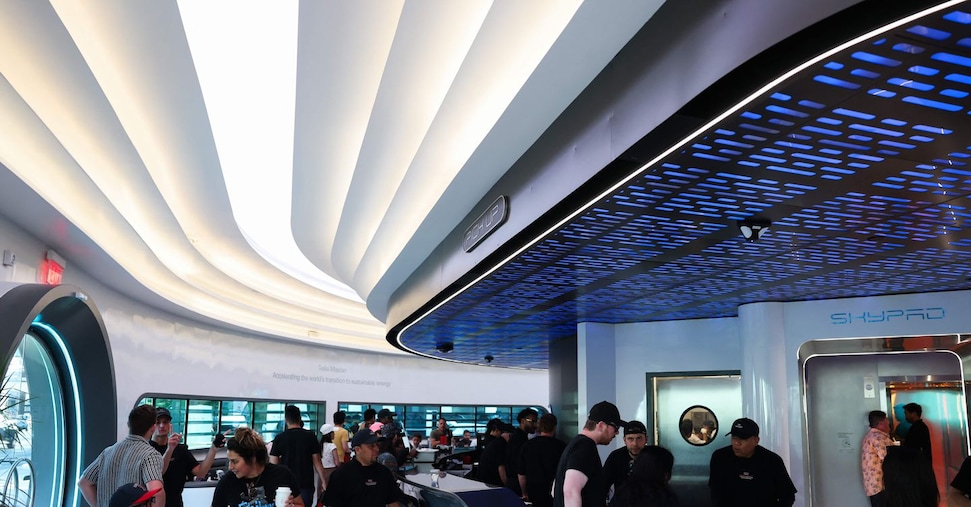 Inaugurato da Musk il primo Tesla diner, ristorante futuristico con film e ricarica auto Inaugurato da Musk il primo Tesla diner, ristorante futuristico con film e ricarica auto
