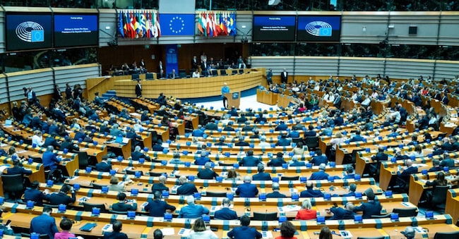 Emiciclo durante la sessione plenaria del Parlamento europeo, istituzione dell'Unione europea, a Bruxelles, in Belgio. (Foto di Martin Bertrand / Hans Lucas via AFP)