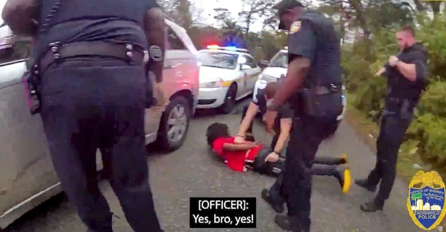 Un agente di polizia perquisisce William McNeil Jr, 22 anni, che è bloccato a terra dopo essere stato fermato durante un blocco stradale, in una località della Florida, il 19 febbraio 2025, in questo screenshot ottenuto da un video handout. Ufficio dello sceriffo di Jacksonville/Handout via Reuters