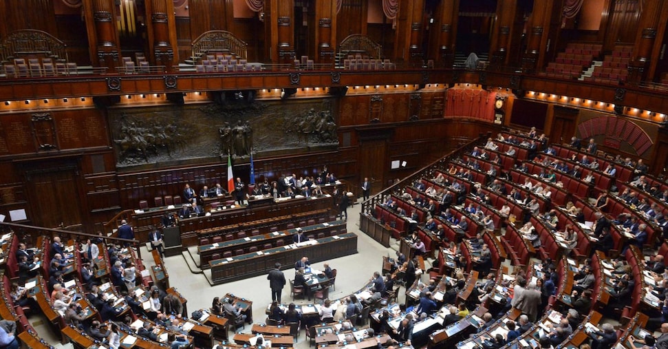 Aumento stipendi e vitalizi, scontro in aula Fdi-M5s Aumento stipendi e vitalizi, scontro in aula Fdi-M5s