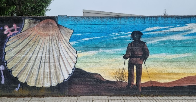 Un grande murales a Pedrouzo, camminando verso Santiago. (Maria Luisa Colledani)