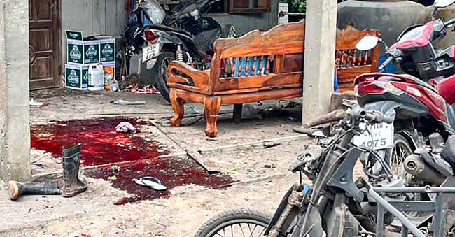 Foto della Royal Thai Army del 24 luglio 2025 mostra una grossa macchie di sangue davanti a una casa danneggiata da un colpo di razzo nella provincia di Surin, nel distretto di Kap Choeng. Un attacco missilistico cambogiano ha ferito tre civili tailandesi il 24 luglio 2025, l’esercito thailandese ha detto, mentre le due parti si scontravano su una zona di confine contestata. (Handout/Royal Thai Army)