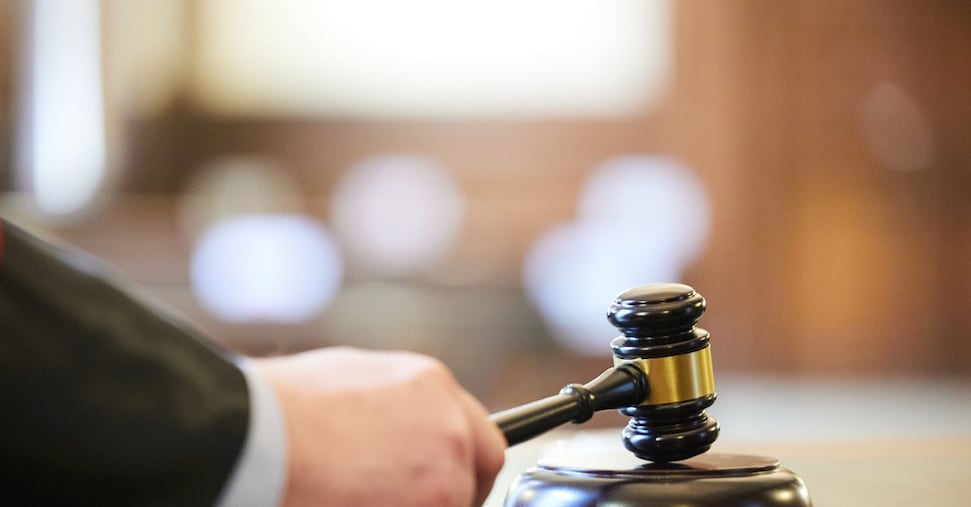 Stalking procedibile a querela anche in caso di connessione