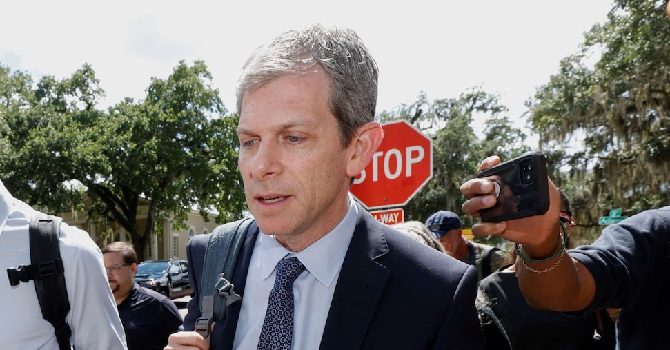 Caso Epstein, la complice rompe il silenzio. Spuntano un album di auguri e il nome di Bill Clinton