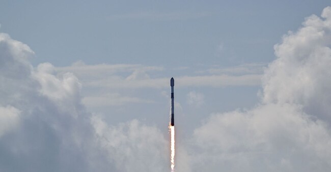 FILE PHOTO: A SpaceX Falcon 9 rocket carrying a payload of Starlink v2-mini satellites lifts off from Space Launch Complex 40 at the U.S. Space Force Station in Cape Canaveral, Florida, U.S. June 10, 2025. REUTERS/Steve Nesius/File Photo