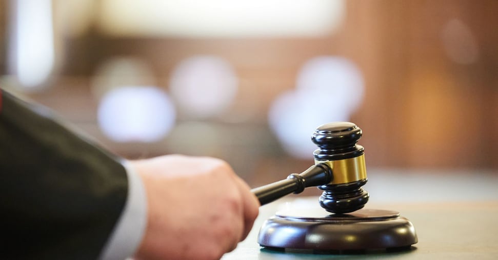 Con pluralità di indagati interrogatorio preventivo solo a chi non ha ostacoli