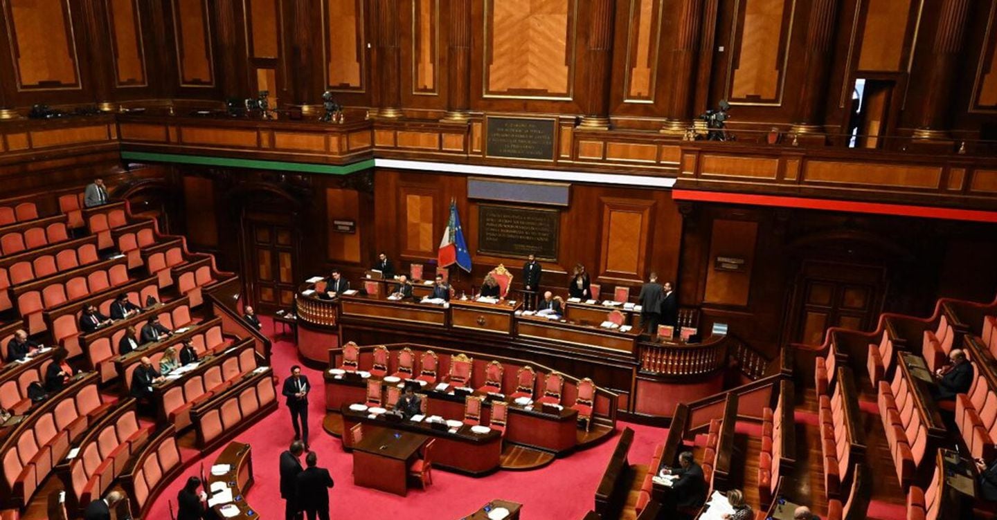 https://i2.res.24o.it/images2010/S24/Documenti/2025/07/26/Immagini/Ritagli/senato_vuoto-U44624626052NaM-1440x752@IlSole24Ore-Web.jpg