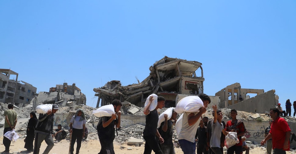 Gaza, aiuti bloccati: «Israele ha distrutto cibo deteriorato» in mille camion. Meloni sullo Stato palestinese: «Tempi non maturi»