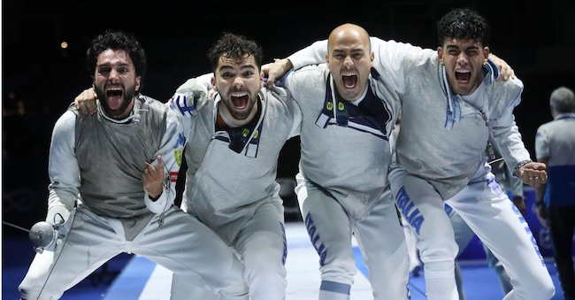 epa12264297 Gli atleti dell'Italia festeggiano la vittoria contro gli Stati Uniti nella finale del fioretto maschile a squadre senior ai Campionati del Mondo di scherma FIE a Tbilisi, in Georgia, 26 luglio 2025.  EPA/DAVID MDZINARISHVILI