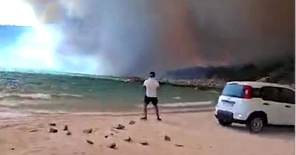 Sardegna: fiamme a ridosso della spiaggia di Villasimius. Bagnanti in fuga Sardegna: fiamme a ridosso della spiaggia di Villasimius. Bagnanti in fuga