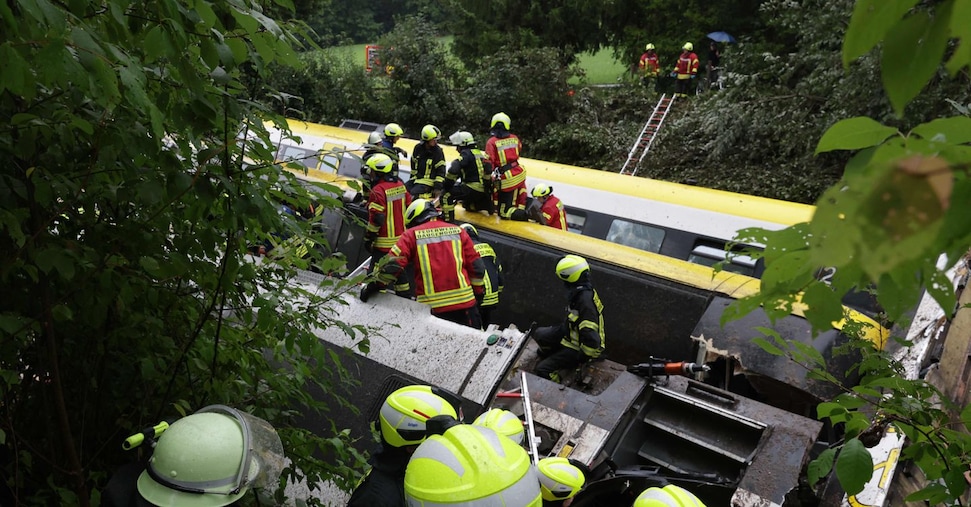 Deraglia un treno in Germania: almeno 3 morti e 34 feriti. Il cancelliere Merz: «Uno shock» Deraglia un treno in Germania: almeno 3 morti e 34 feriti. Il cancelliere Merz: «Uno shock»