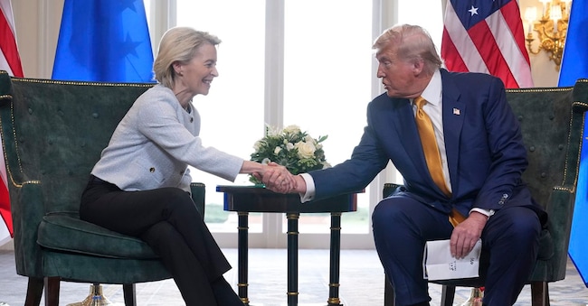 Il presidente Donald Trump e la presidente della Commissione europea Ursula von der Leyen si stringono la mano dopo aver raggiunto un accordo commerciale al campo da golf Trump Turnberry di Turnberry, in Scozia, domenica 27 luglio 2025.(AP Photo/Jacquelyn Martin)