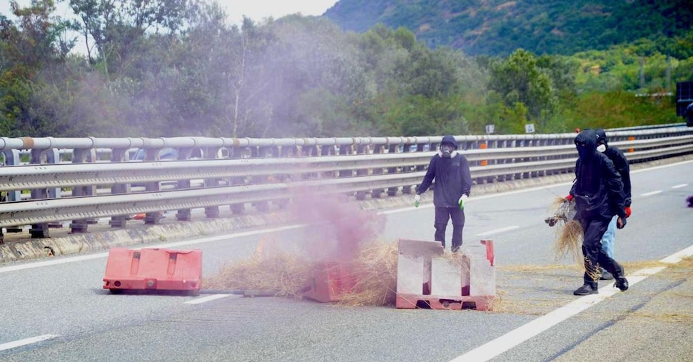 No Tav bloccano l’autostrada, bombe carta contro la polizia