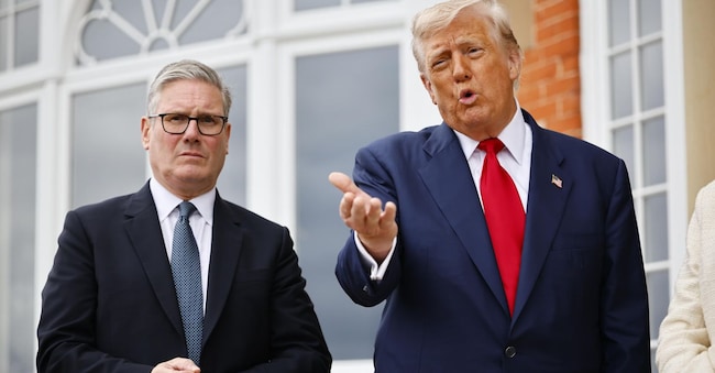 Il Primo Ministro britannico Keir Starmer e il Presidente degli Stati Uniti Donald J. Trump posano per delle foto prima del loro incontro al Trump Turnberry golf resort di Turnberry, Scozia, Gran Bretagna, 28 luglio 2025. Il Presidente degli Stati Uniti Trump è in viaggio privato in Scozia per visitare i suoi campi da golf. EPA/TOLGA AKMEN / PISCINA