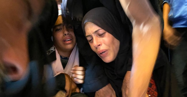 Donne reagiscono durante il funerale delle vittime uccise dai bombardamenti israeliani nell’area di Mawasi a Khan Yunis, presso il complesso medico Nassernella Striscia di Gaza meridionale. (Photo by AFP)