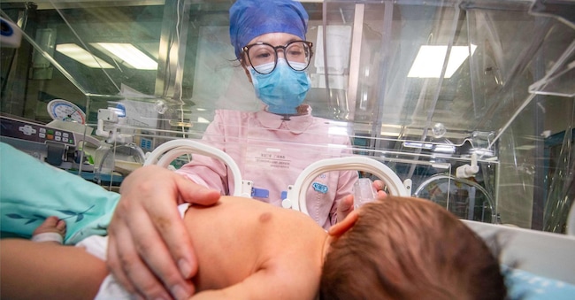 Le cure a un bambino appena nato nell’ospedale di Taizhou, nella provincia cinese di Jiangsu