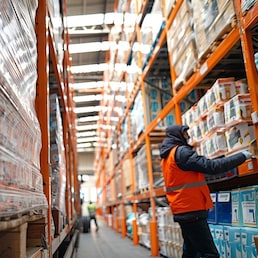 OPERAI CONSEGNA MERCI CARICO SCARICANO MERCE SCARICO LOGISTICA MAGAZZINO SPEDIZIONI SPEDIZIONE DEPOSITO OPERAIO MAGAZZINIERE GENERATE AI IA