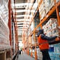OPERAI CONSEGNA MERCI CARICO SCARICANO MERCE SCARICO LOGISTICA MAGAZZINO SPEDIZIONI SPEDIZIONE DEPOSITO OPERAIO MAGAZZINIERE GENERATE AI IA