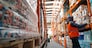 OPERAI CONSEGNA MERCI CARICO SCARICANO MERCE SCARICO LOGISTICA MAGAZZINO SPEDIZIONI SPEDIZIONE DEPOSITO OPERAIO MAGAZZINIERE GENERATE AI IA
