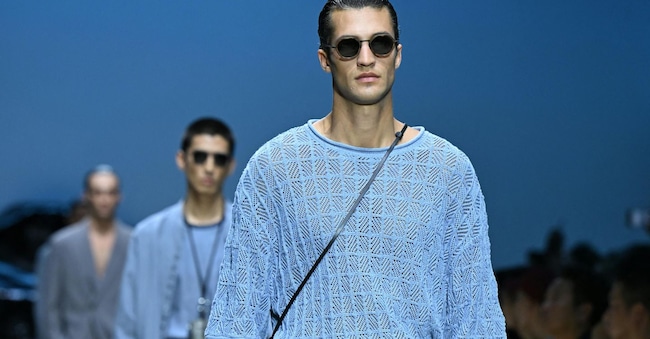 La sfilata della collezione Emporio Armani per la primavera-estate 2026, che si è tenuta a Milano il 22 giugno. Nel 2025 il gruppo Armani, fondato nel luglio del 1975, compie 50 anni
