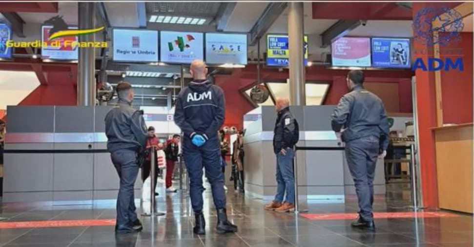 Il vademecum delle dogane per chi parte: dai contanti a sigarette e alcolici, cosa bisogna sapere Il vademecum delle dogane per chi parte: dai contanti a sigarette e alcolici, cosa bisogna sapere