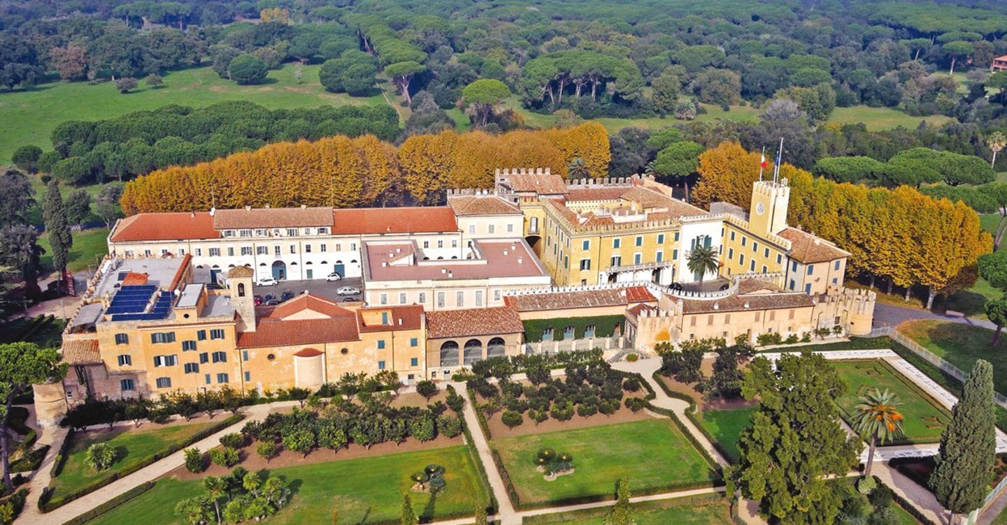 https://i2.res.24o.it/images2010/S24/Documenti/2025/07/30/Immagini/Ritagli/2652_CASTELPORZIANO-U26776007047pHH-1440x752@IlSole24Ore-Web.jpg
