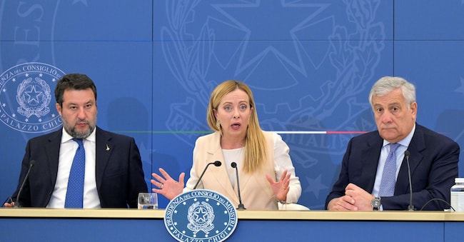 La presidente del Consiglio, Giorgia Meloni, il vice presidente del Consiglio e ministro dei Trasporti, Matteo Salvini (S), e il vice presidente del Consiglio e ministro degli Esteri Antonio Tajani