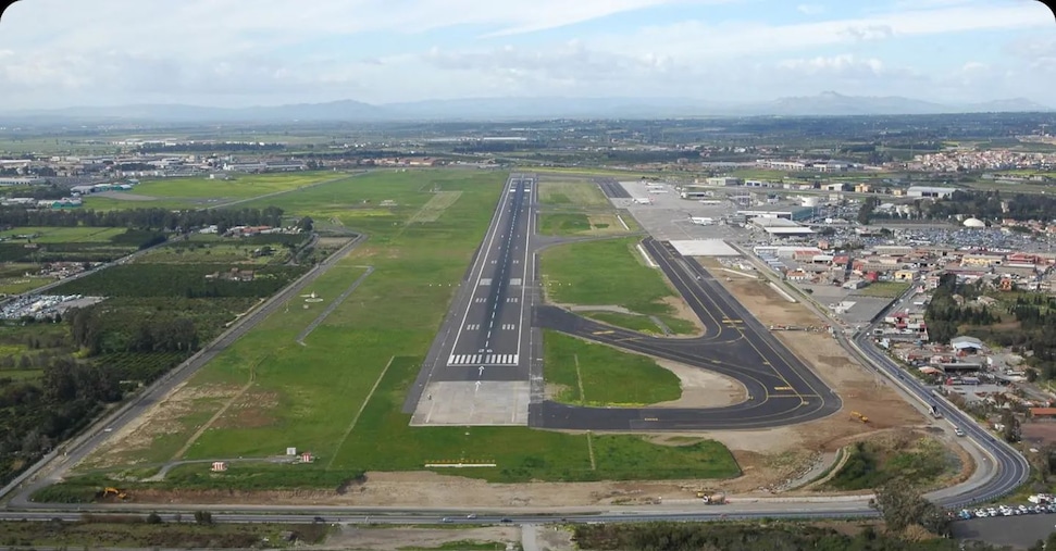 Incendio vicino all’aeroporto di Catania, sospesi i voli Incendio vicino all’aeroporto di Catania, sospesi i voli