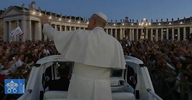 Papa Leone a sorpresa è arrivato a piazza San Pietro per salutare le migliaia di giovani presenti alla messa di benvenuto del Giubileo dei Giovani