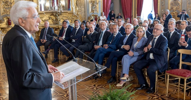 Il Presidente della Repubblica Sergio Mattarella alla consegna del ventaglio da parte dell’associazione stampa parlamentare.