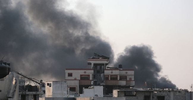 Fumo dopo un attacco israeliano al sobborgo di Shejaiya, a est di Gaza City, il 30 luglio 2025. (Photo by Bashar TALEB / AFP)