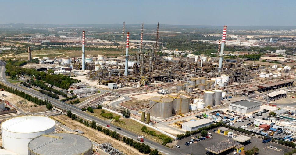 Decreto ex Ilva, sì della Camera alla fiducia. Dai finanziamenti alla Cig, le misure per le aziende in crisi Decreto ex Ilva, sì della Camera alla fiducia. Dai finanziamenti alla Cig, le misure per le aziende in crisi