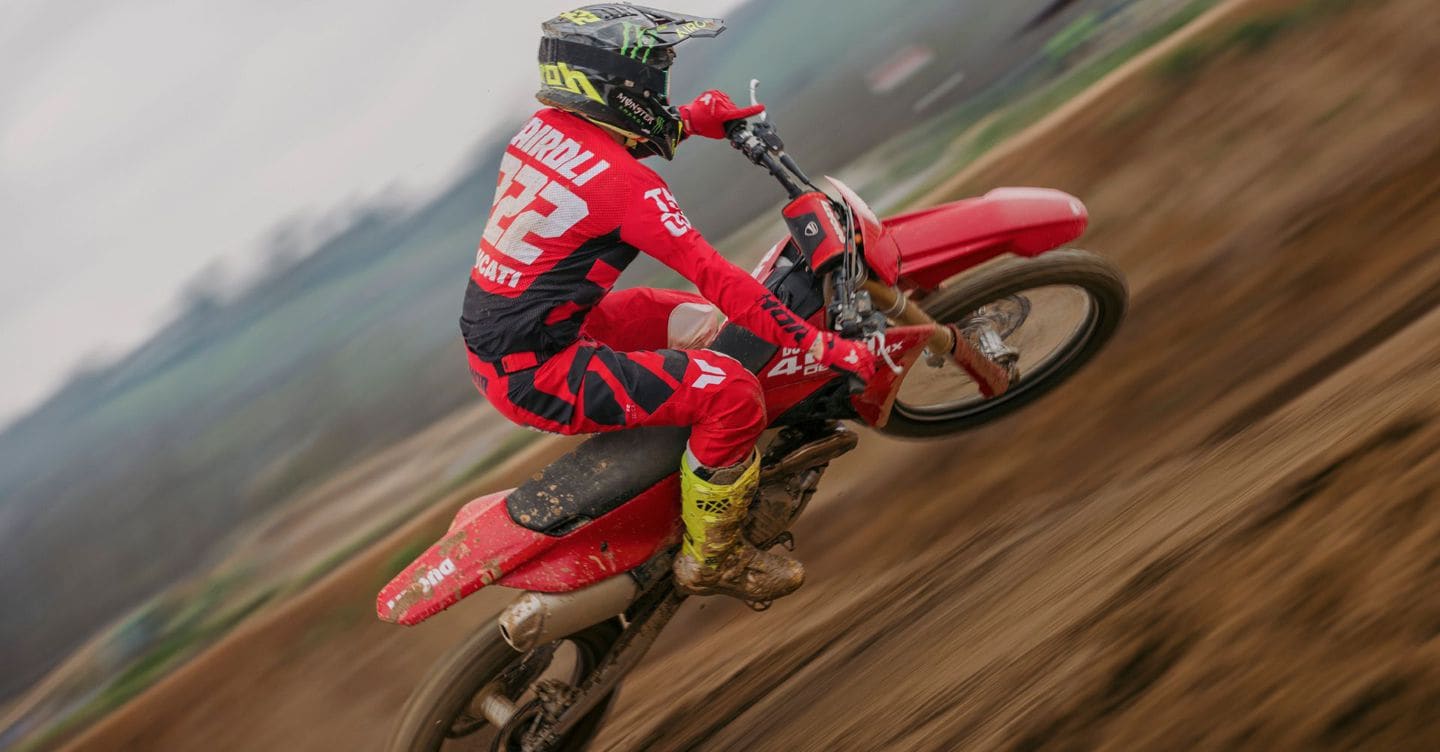 https://i2.res.24o.it/images2010/S24/Documenti/2025/07/31/Immagini/Ritagli/Ducati-Desmo450-MX-MY26-overview-mosaic-gallery-1920x1080-04-U70142305765UEW-1440x752@IlSole24Ore-Web.jpg