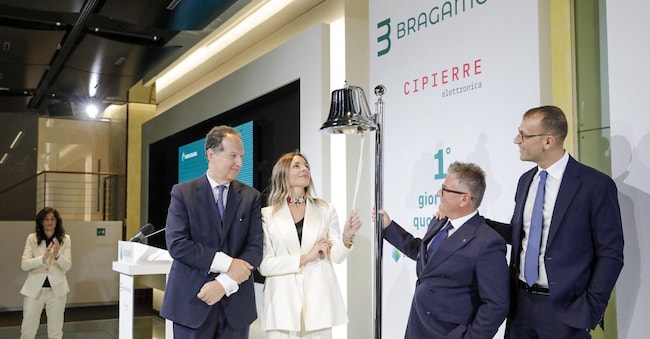 Un momento della cerimonia della campanella a Piazza Affari per Braga Moro. Da sinistra, Carlo Nardello (presidente); Maddalena Bellante (ceo Cipierre Elettronica); Andrea Passanisi (ceo Braga Moro); Graziano Petrigliano (Cfo)