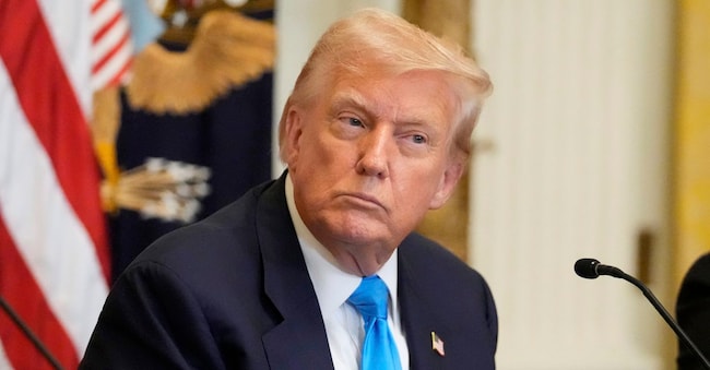 Il presidente Donald Trump ascolta un evento per promuovere la sua proposta di migliorare l'accesso degli americani alle proprie cartelle cliniche nella Sala Est della Casa Bianca, mercoledì 30 luglio 2025, a Washington. (Foto AP/Mark Schiefelbein)