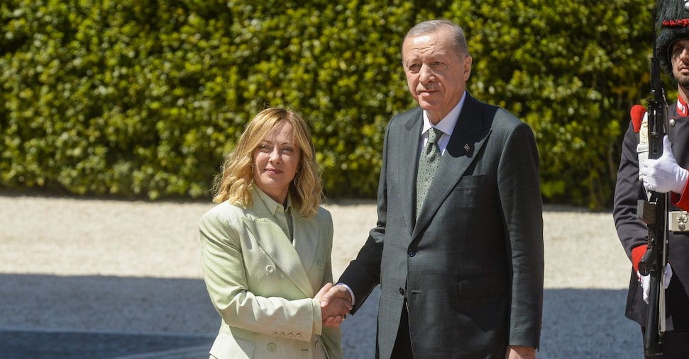 Migranti, Meloni vola a Istanbul da Erdogan: sullo sfondo l’aumento delle partenze dalla Libia