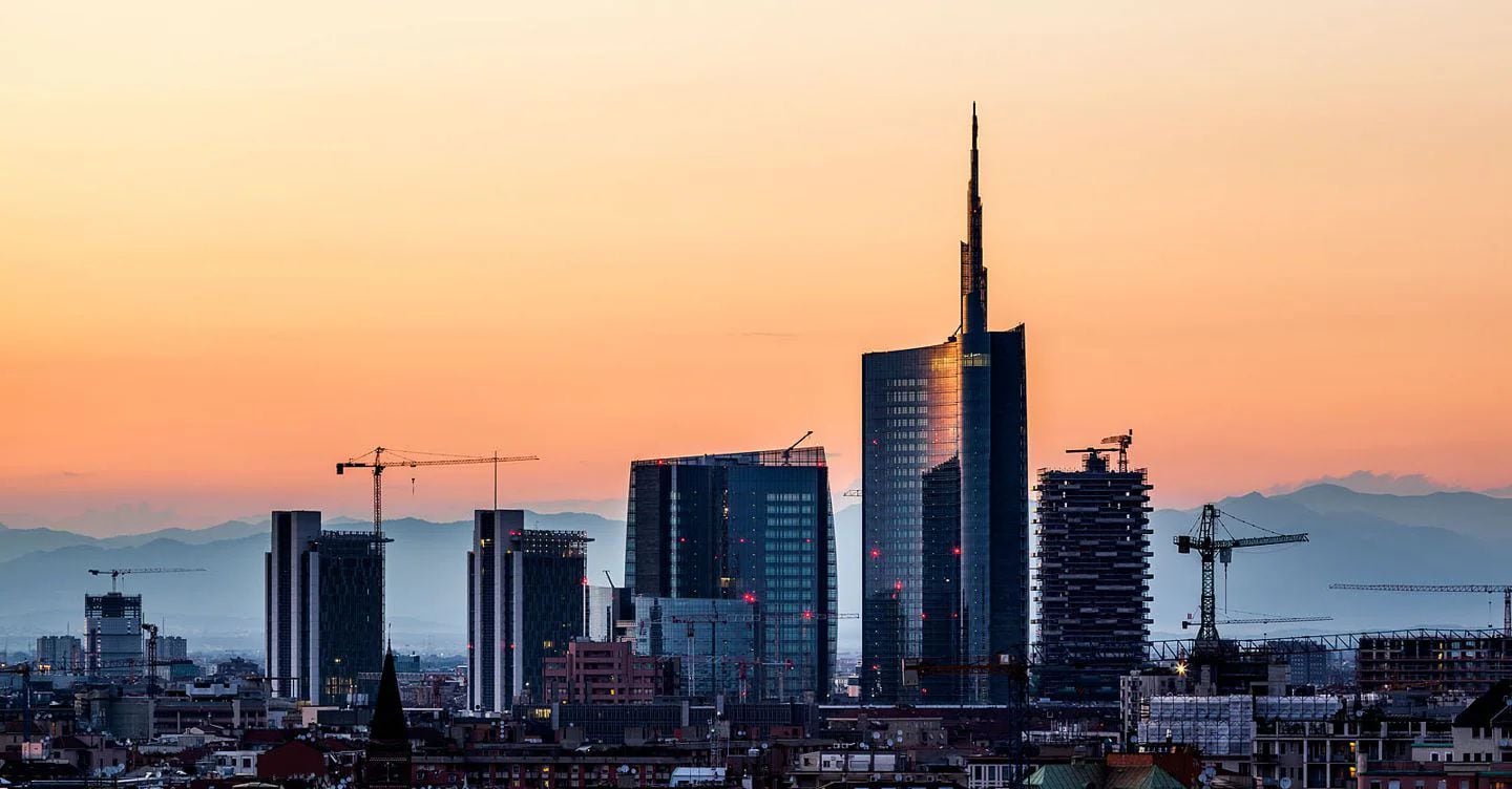 https://i2.res.24o.it/images2010/S24/Documenti/2025/08/01/Immagini/Ritagli/skyline_milano-U75157644034rKe-1440x752@IlSole24Ore-Web.jpg