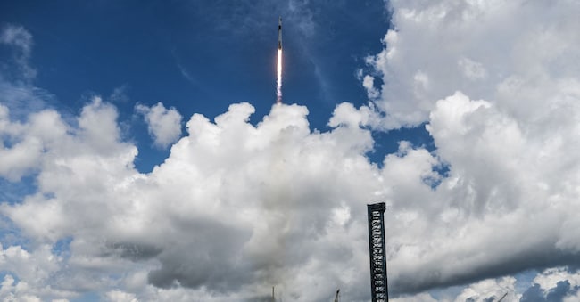 Il razzo Falcon 9 di SpaceX subito dopo il lancio dal Kennedy Space Center in Florida. (Photo by CHANDAN KHANNA / AFP)