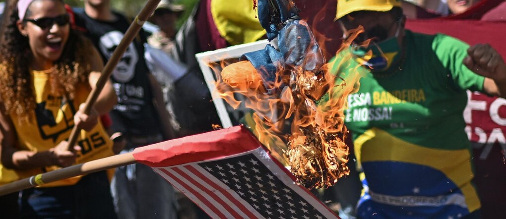 Manifestanti bruciano una bandiera statunitense e un'effigie durante una manifestazione contro i dazi statunitensi sul Brasile davanti all'ambasciata degli Stati Uniti a Brasilia, Brasile, 01 agosto 2025. EPA/Andre Borges