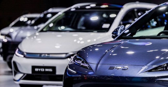 Modelli BYD in esposizione. REUTERS/Chalinee Thirasupa/File Photo