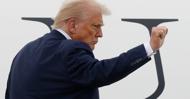 Il Presidente Donald Trump alza il pugno destro mentre sale sull'Air Force One, presso la Joint Base Andrews, Md., venerdì 1 agosto 2025. (Foto AP/Luis M. Alvarez)